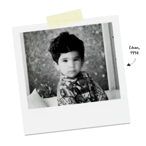 Un garçon de deux ans au Liban, en 1994 — un moment de calme capturant l’innocence et le potentiel encore inexploité, avant le début de son voyage vers la découverte de soi.